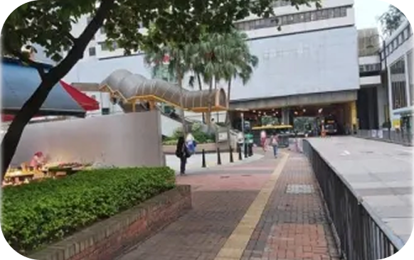 1. 橫過馬路,上行人天橋