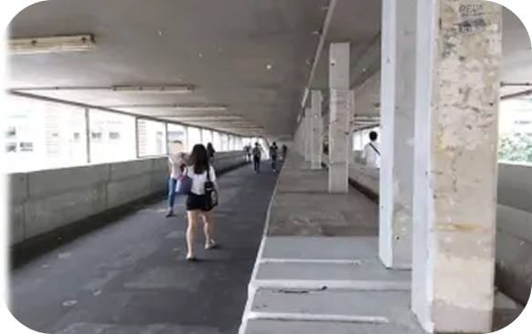 2. 沿天橋一直向前走約50米